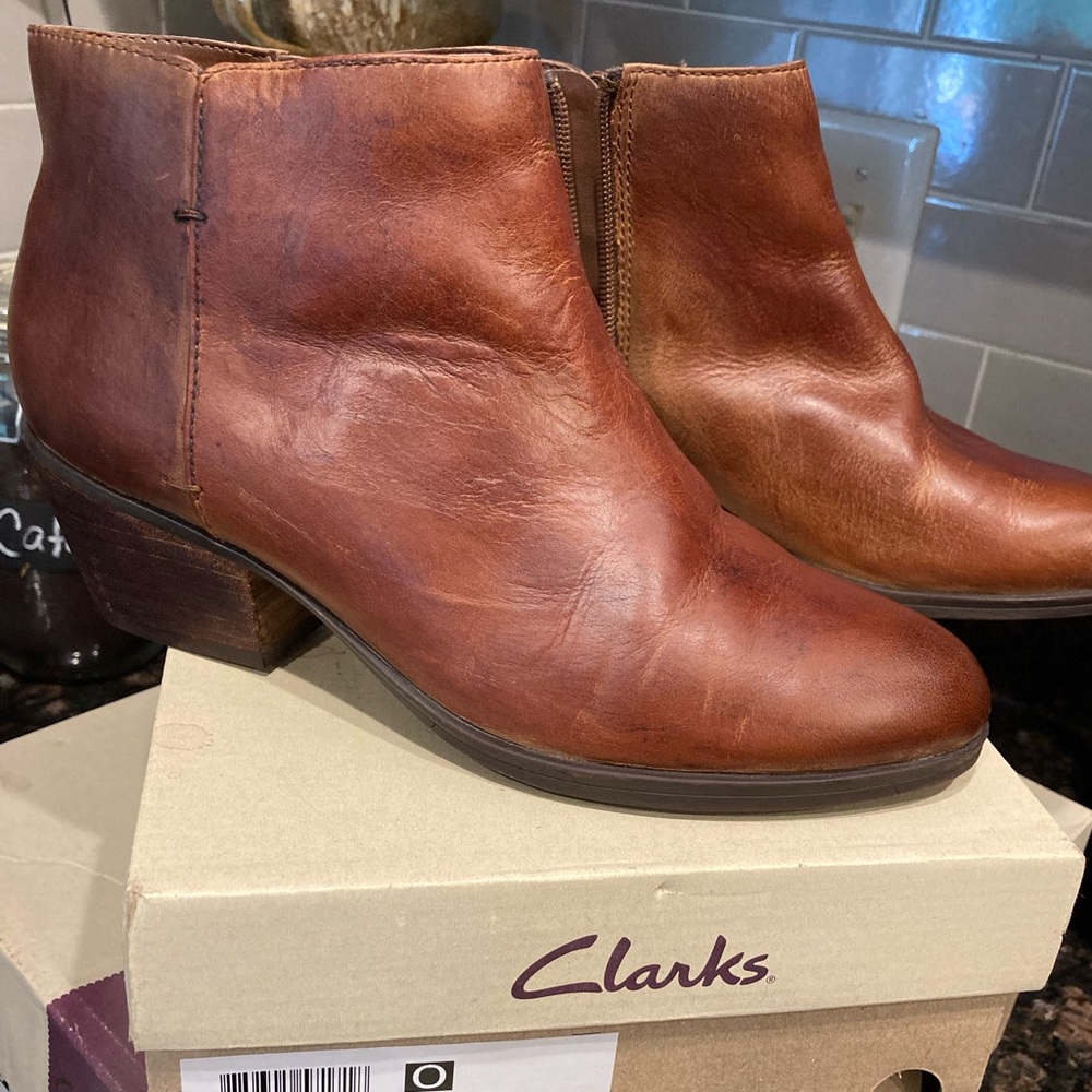 Clarks sz 7 booties  tan nubuck